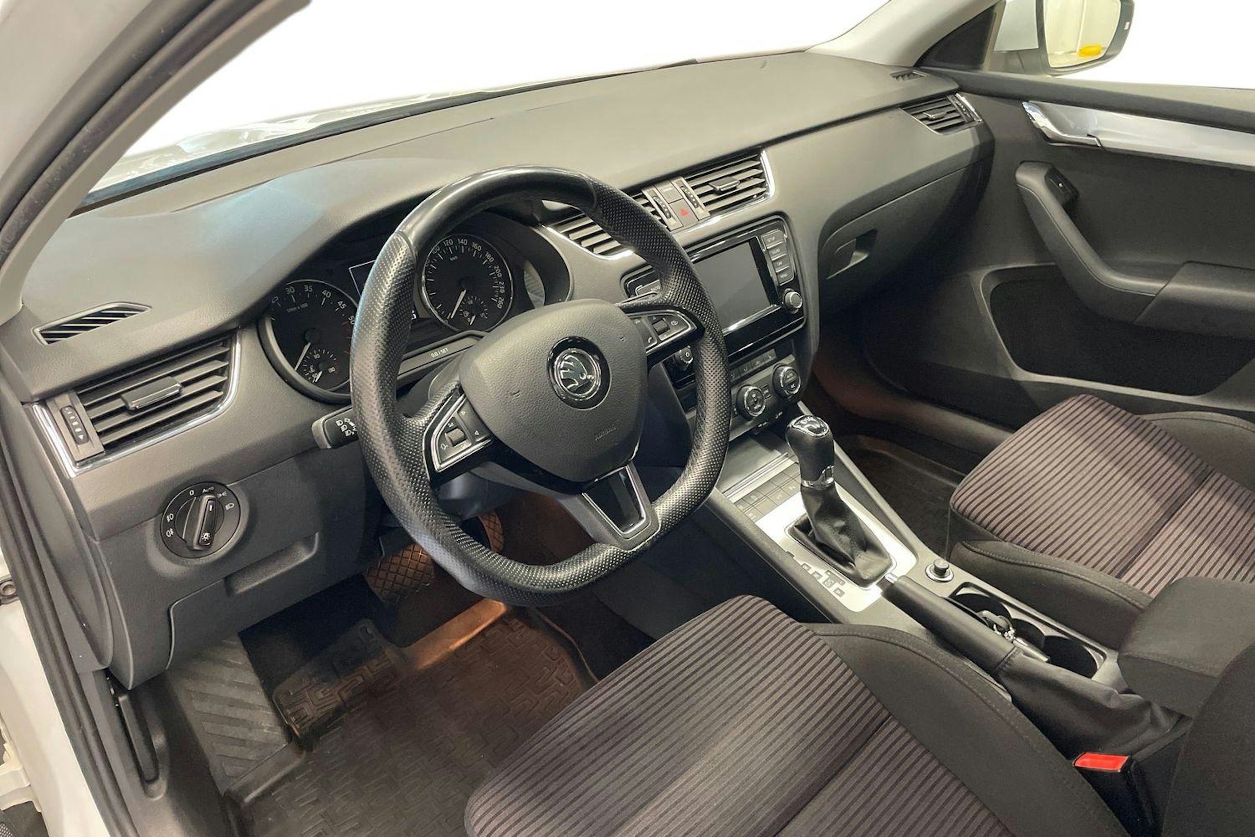 Valkoinen Skoda OCTAVIA 2016 kuva 7.