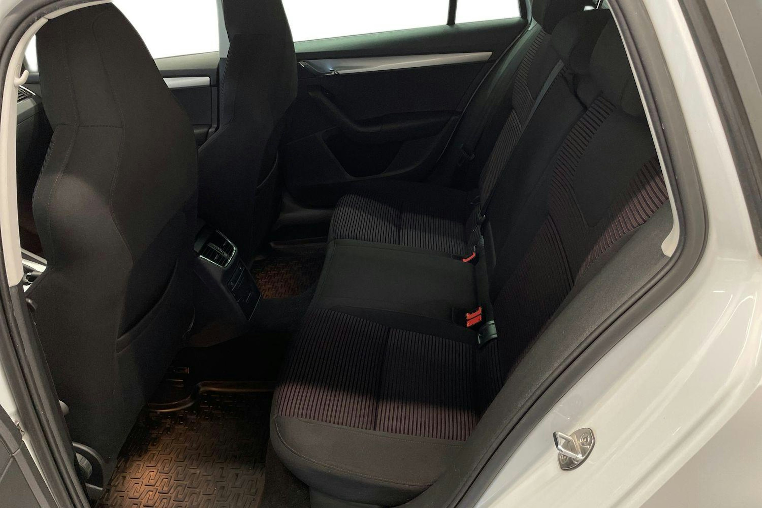 Valkoinen Skoda OCTAVIA 2016 kuva 10.