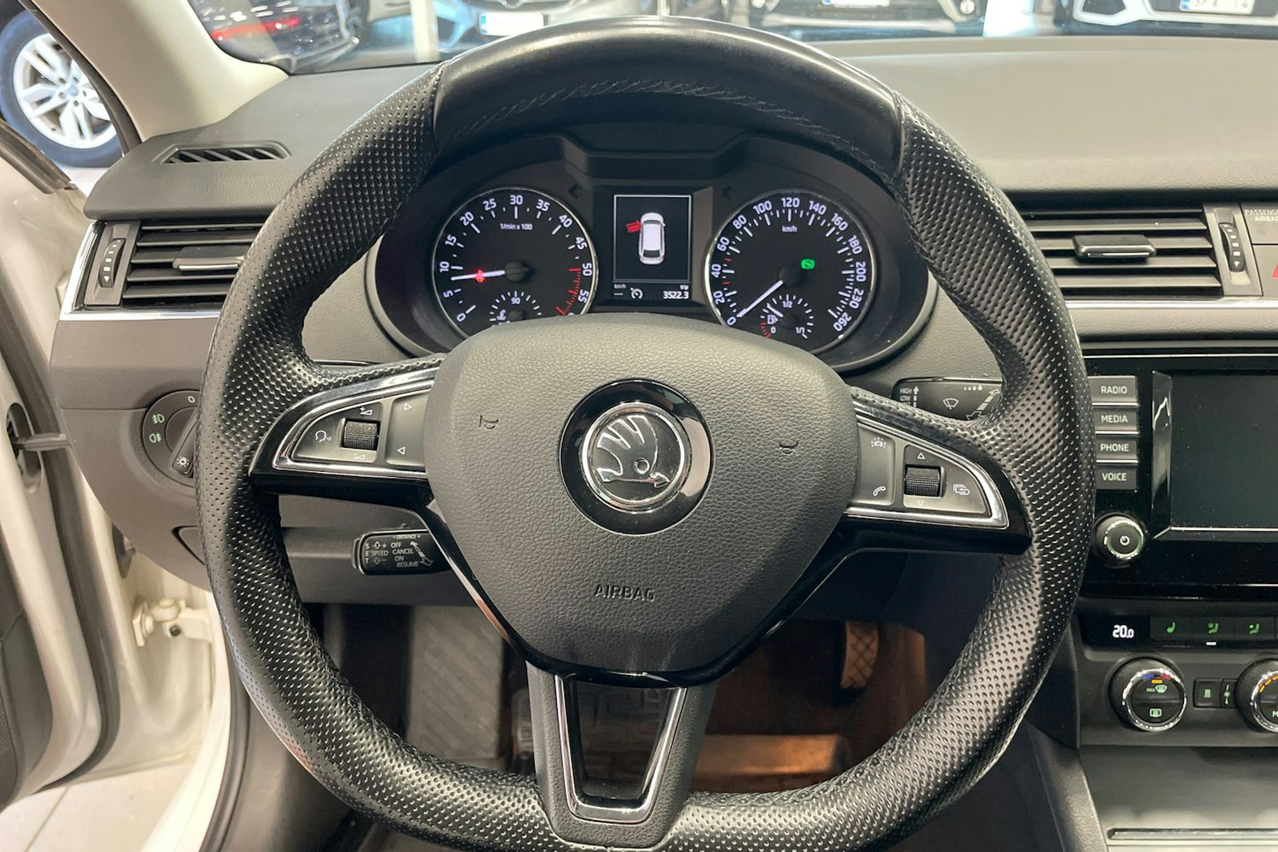 Valkoinen Skoda OCTAVIA 2016 kuva 14.
