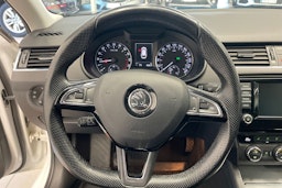 Valkoinen Skoda OCTAVIA 2016 kuva 14.