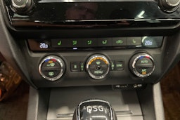Valkoinen Skoda OCTAVIA 2016 kuva 18.