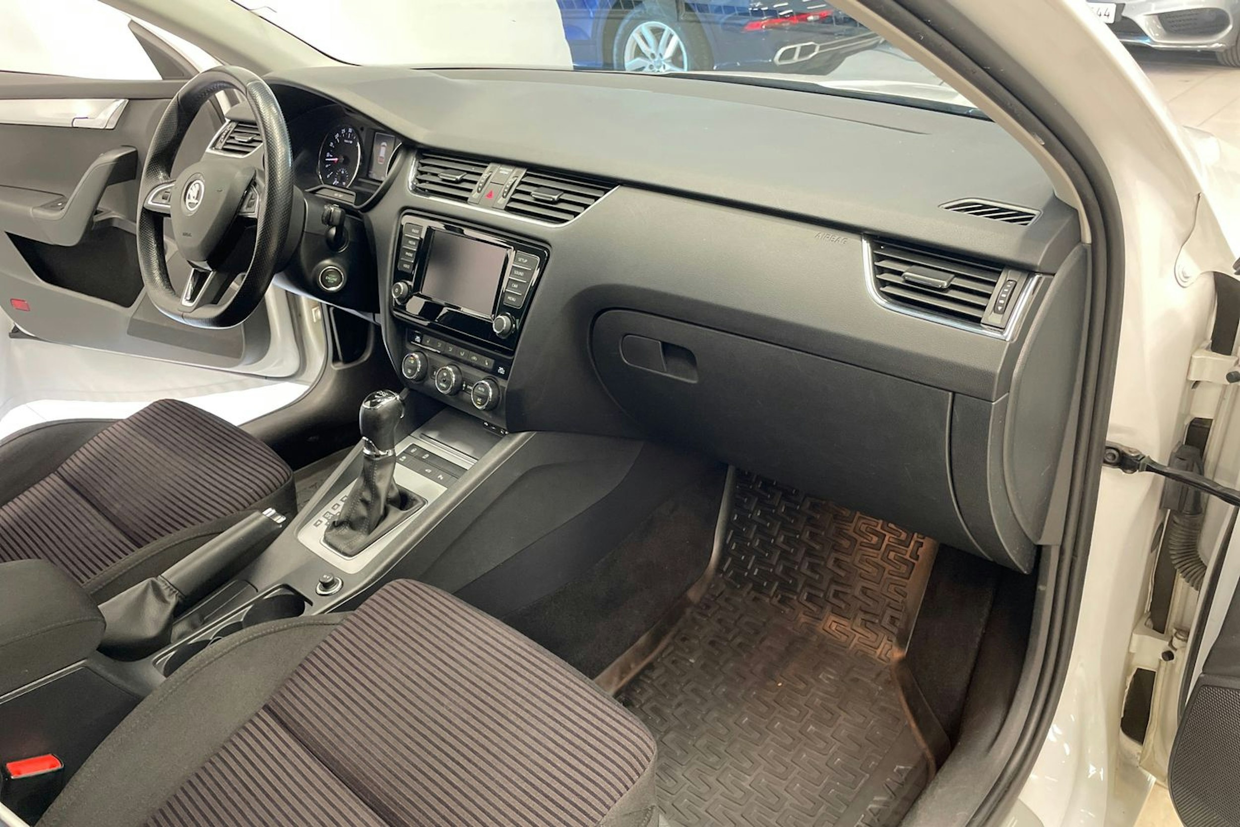 Valkoinen Skoda OCTAVIA 2016 kuva 26.