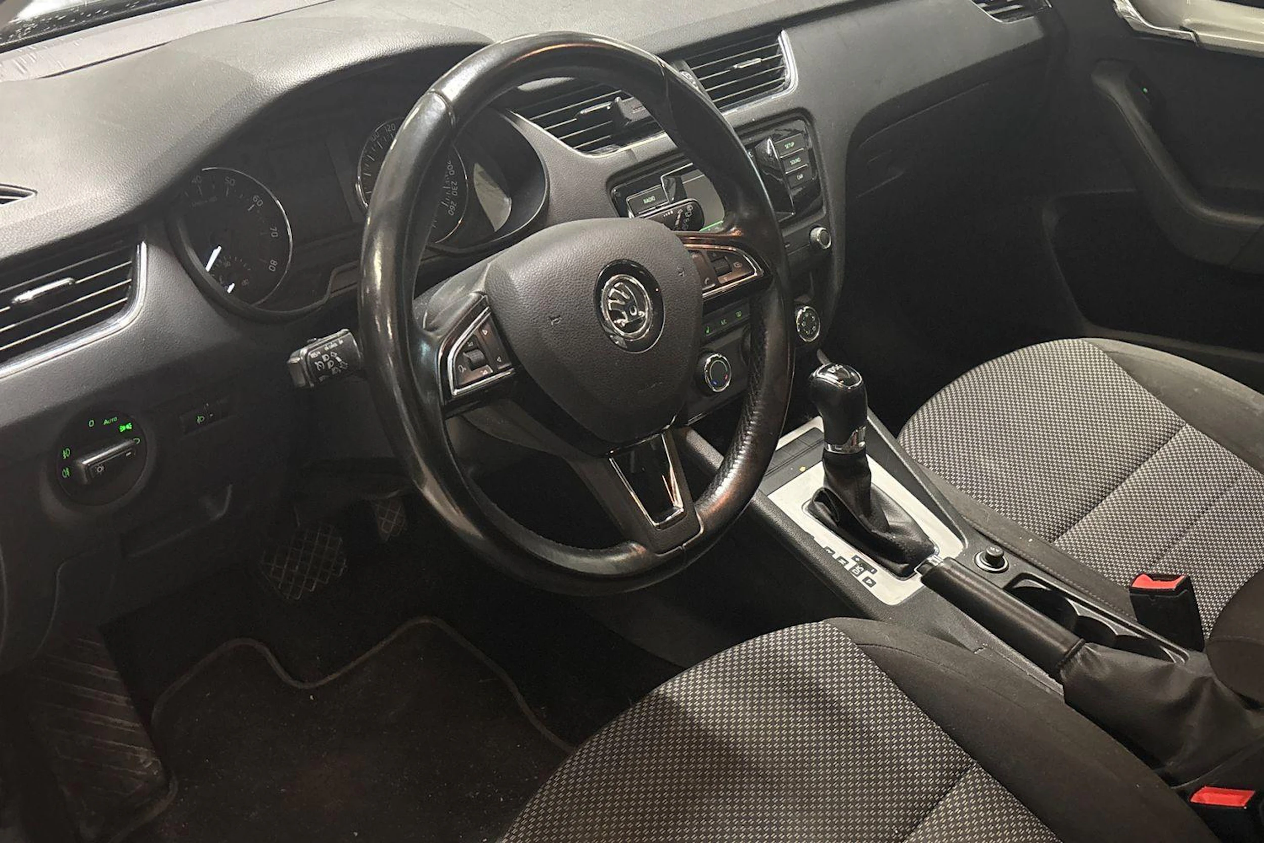 harmaa Skoda Octavia 2016 kuva 3.