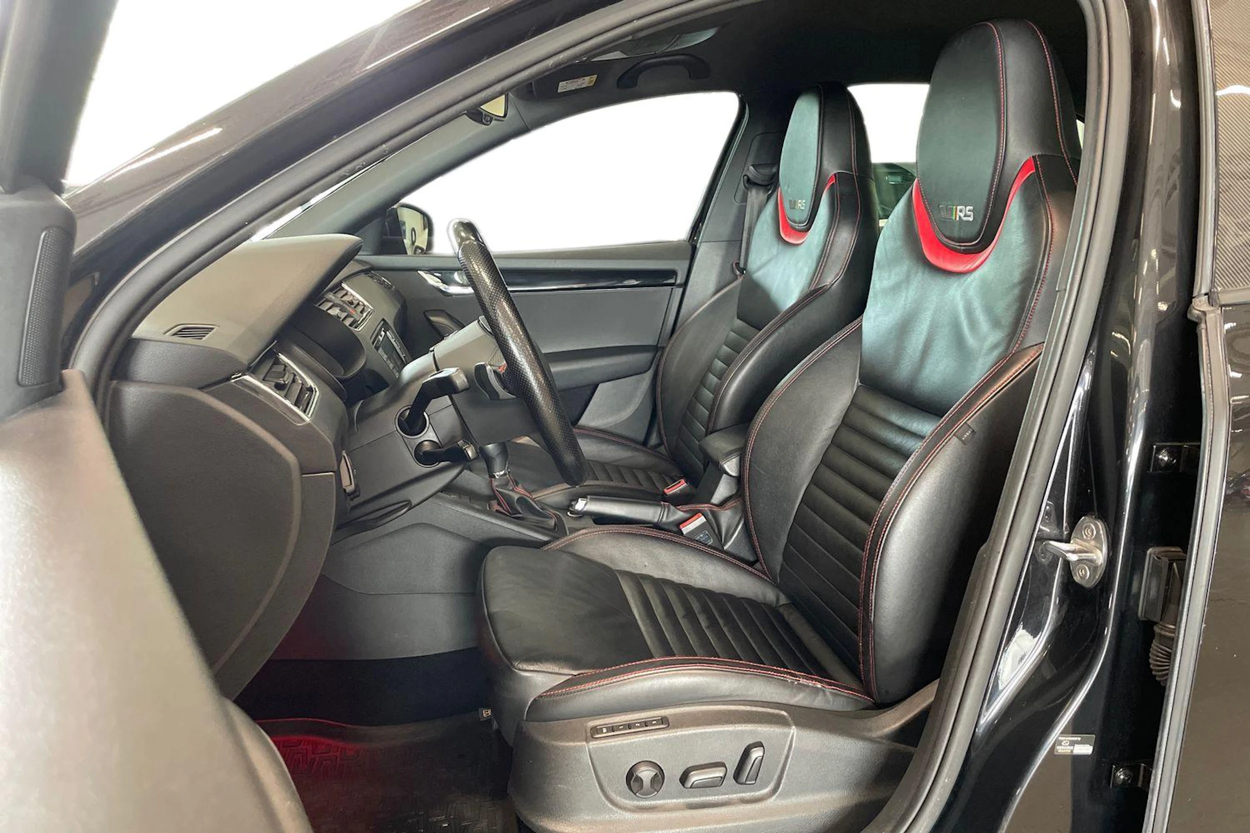 musta Skoda Octavia 2016 kuva 6.