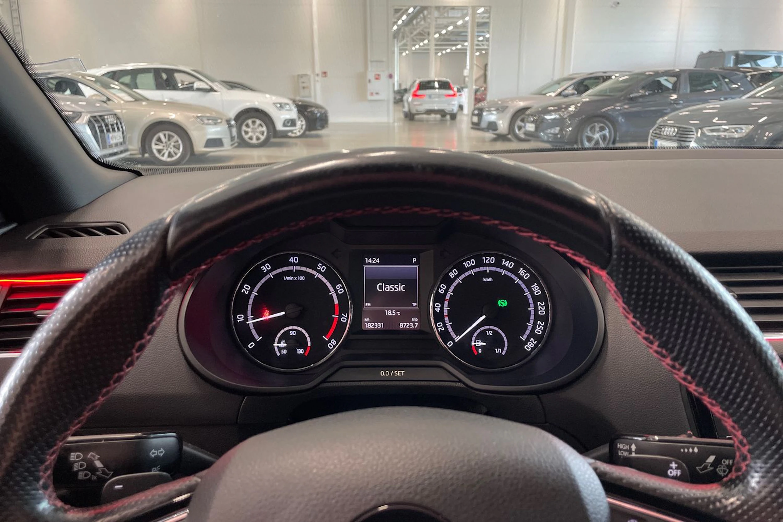 musta Skoda Octavia 2016 kuva 14.