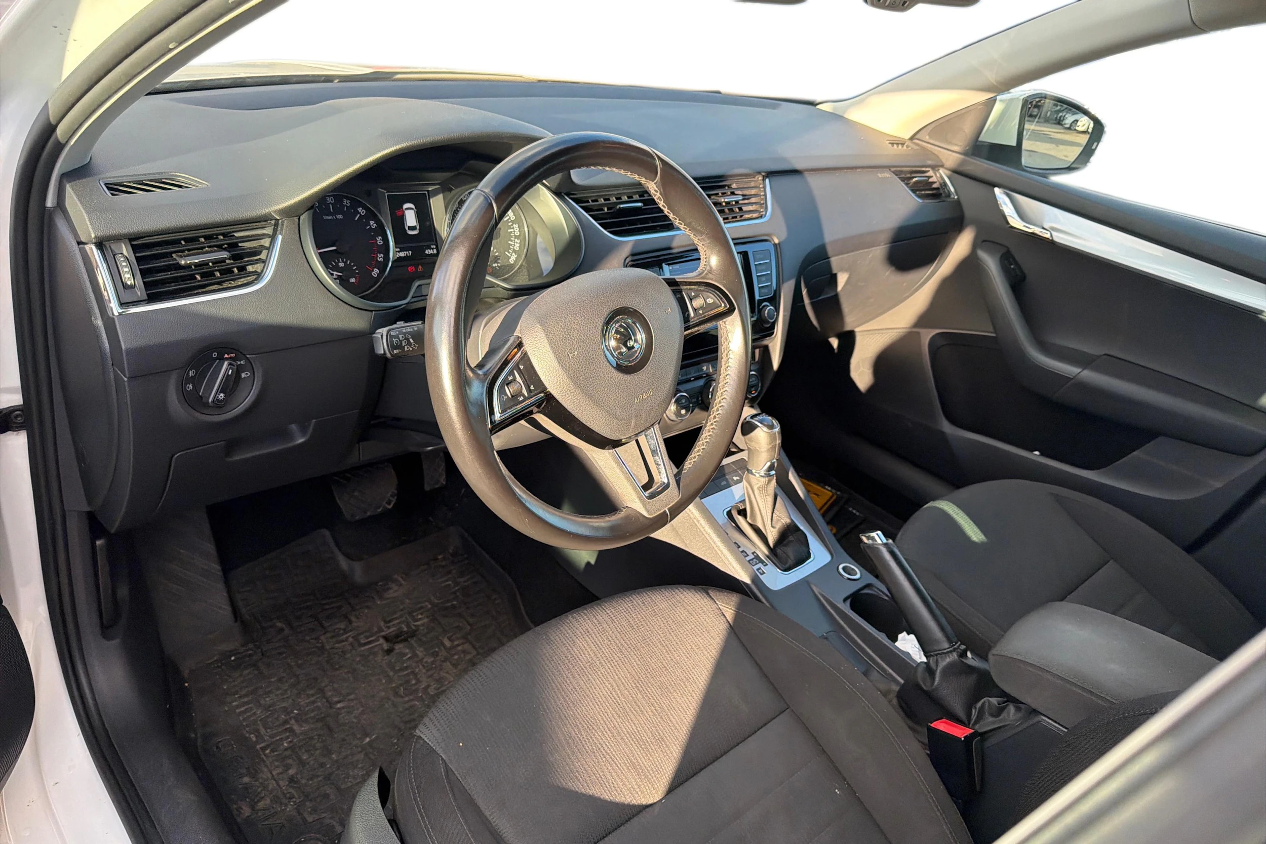 Valkoinen Skoda OCTAVIA 2016 kuva 3.