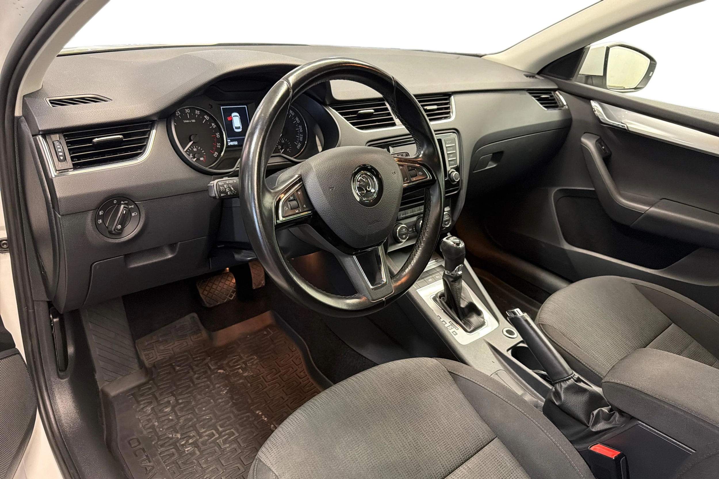 Valkoinen Skoda OCTAVIA 2016 kuva 6.