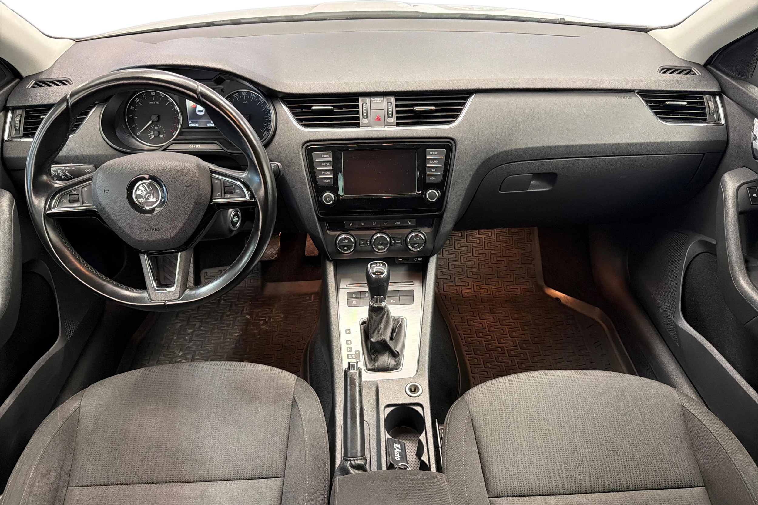 Valkoinen Skoda OCTAVIA 2016 kuva 7.