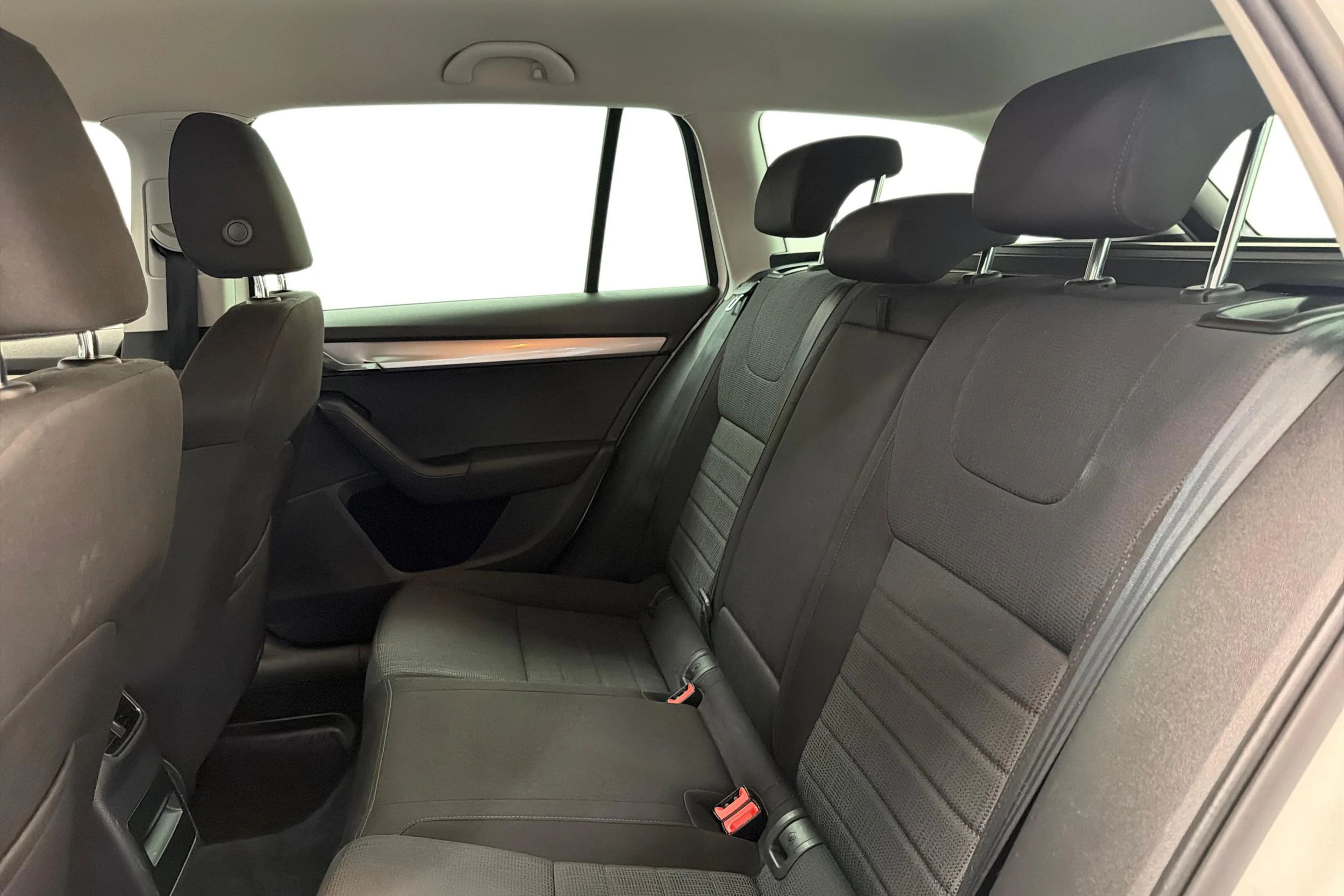Valkoinen Skoda OCTAVIA 2016 kuva 8.
