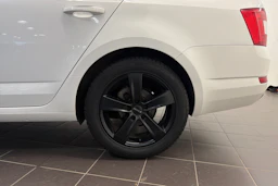 Valkoinen Skoda OCTAVIA 2016 kuva 10.