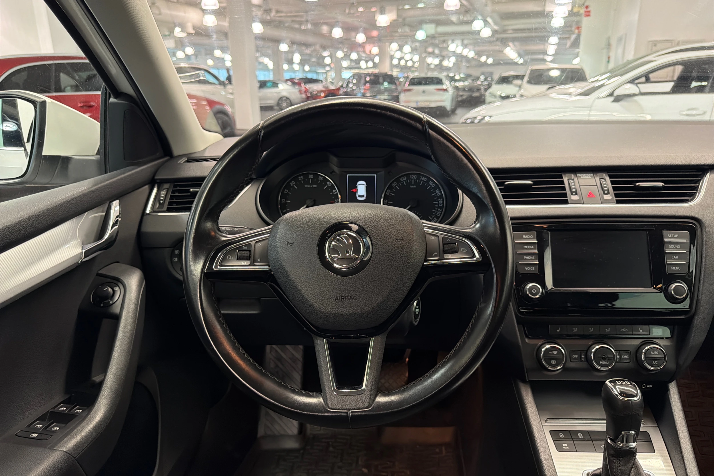 Valkoinen Skoda OCTAVIA 2016 kuva 11.