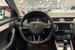 Valkoinen Skoda OCTAVIA 2016 kuva 11.