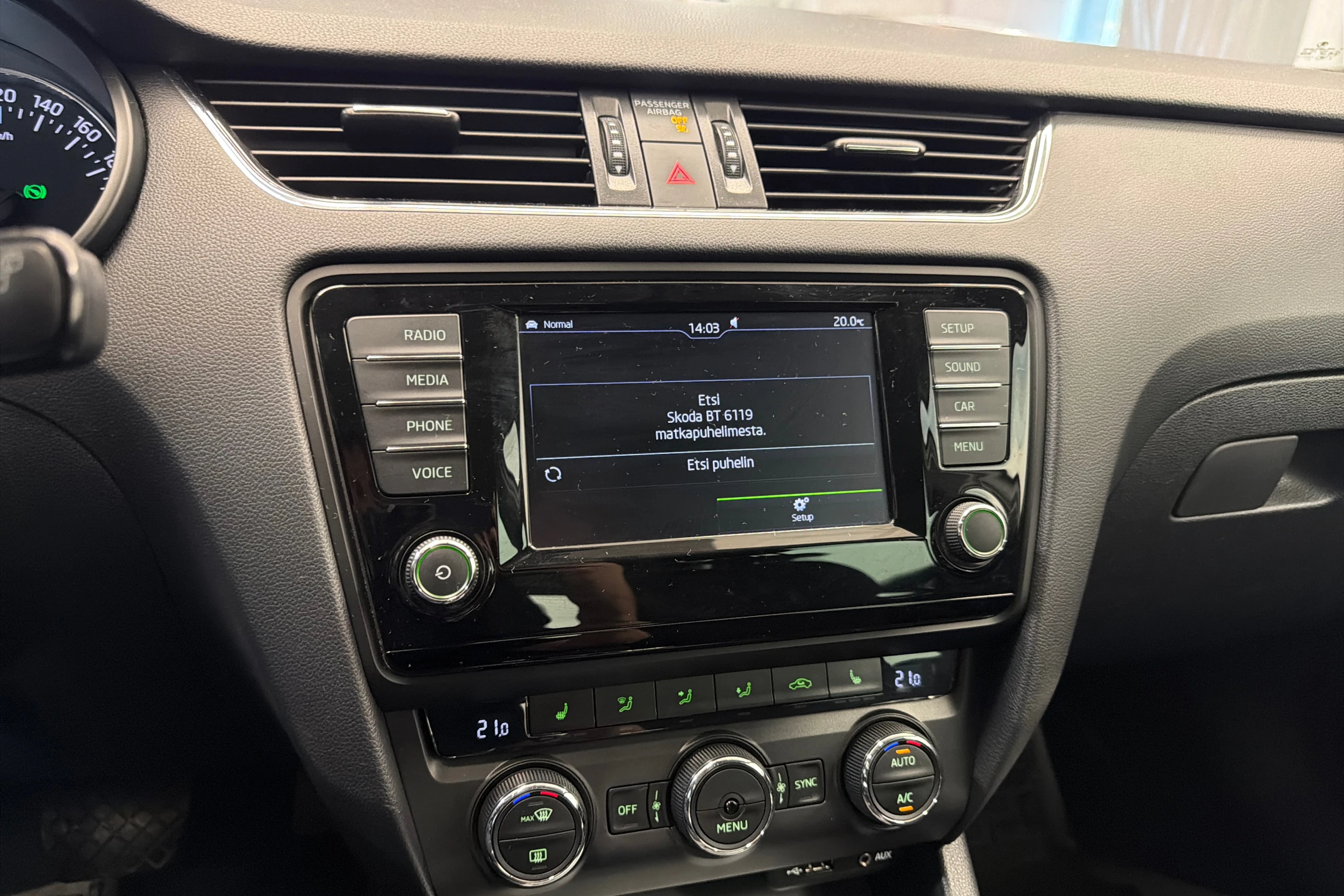 Valkoinen Skoda OCTAVIA 2016 kuva 13.
