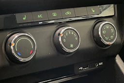 harmaa Skoda Octavia 2016 kuva 22.