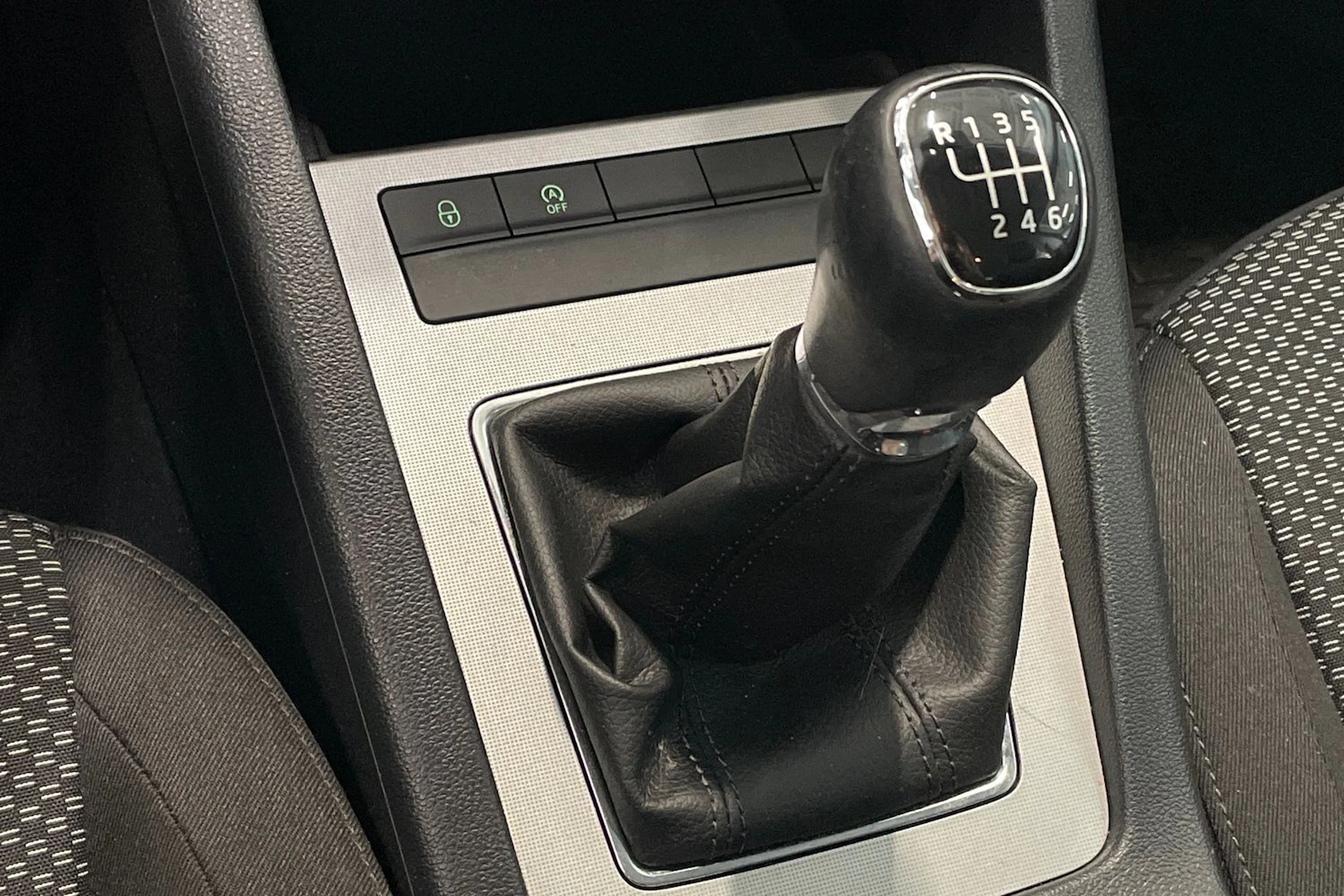 harmaa Skoda Octavia 2016 kuva 23.