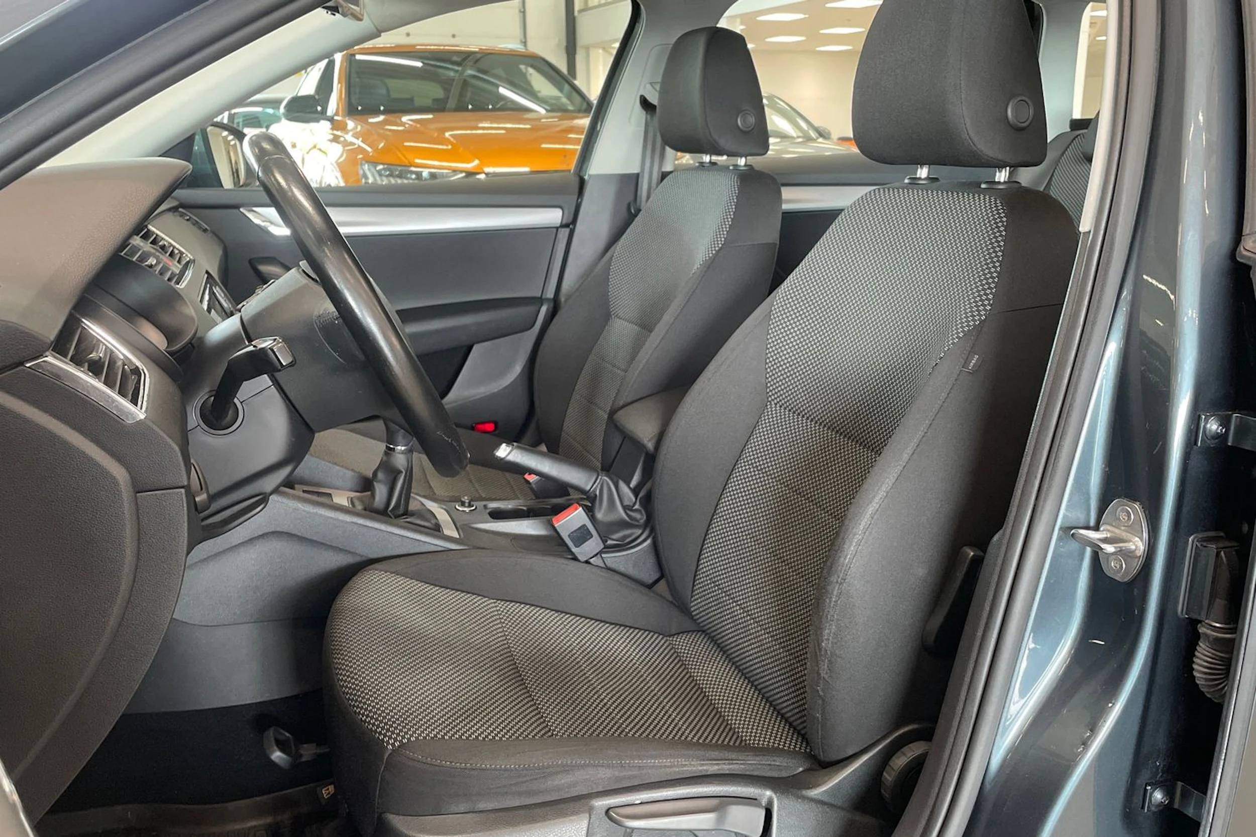 harmaa Skoda Octavia 2016 kuva 27.