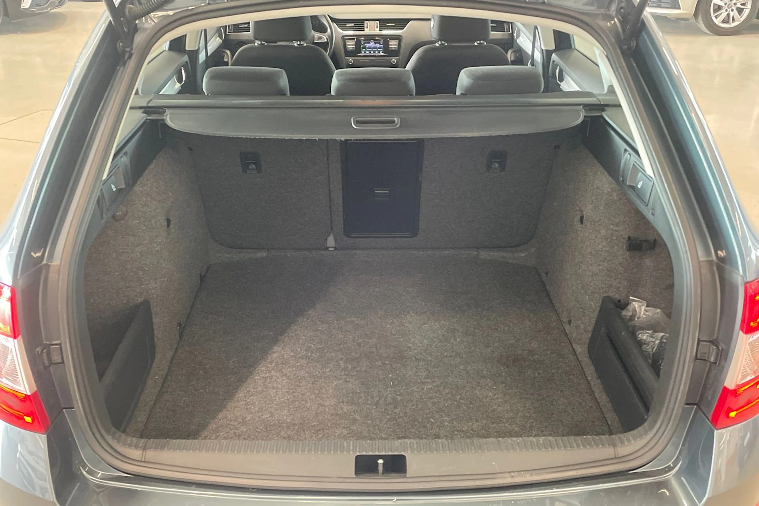 harmaa Skoda Octavia 2016 kuva 28.