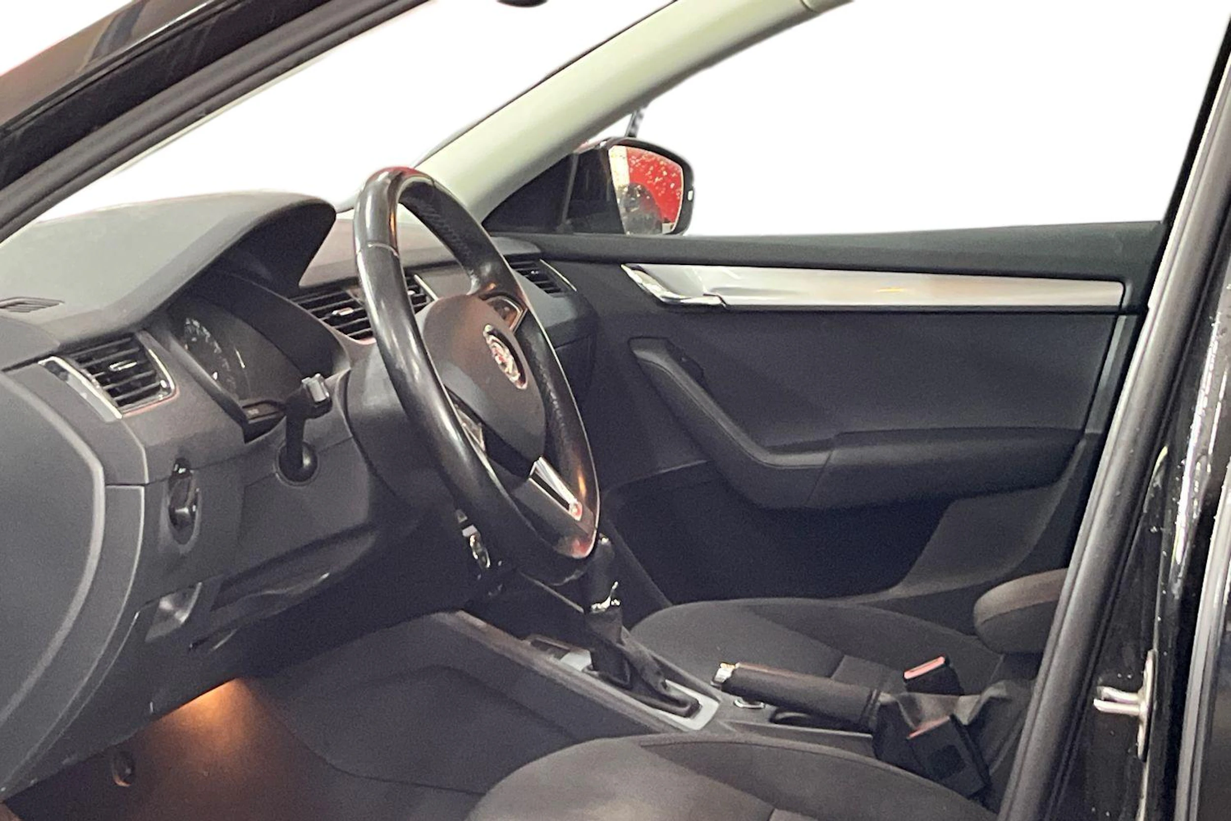 Musta Skoda OCTAVIA 2016 kuva 3.