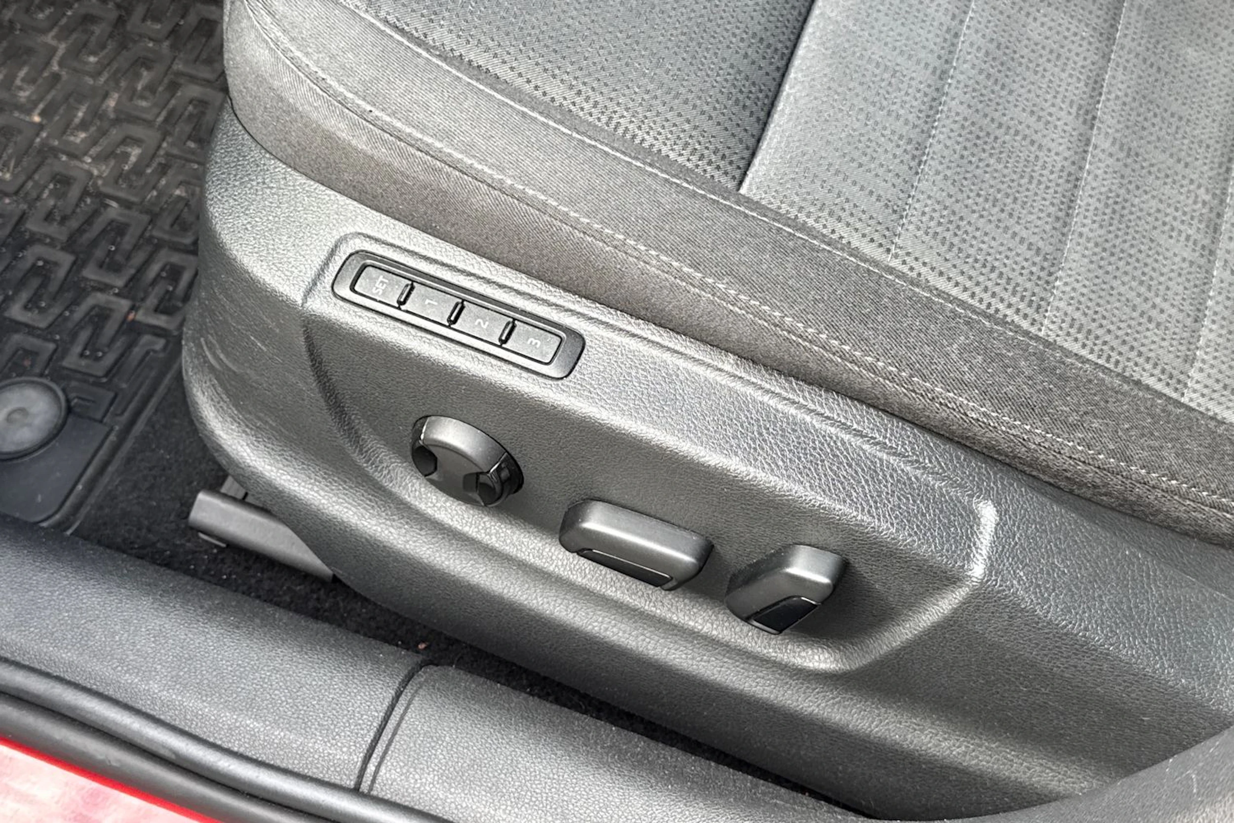 punainen Skoda Octavia 2016 kuva 4.