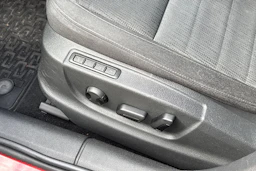punainen Skoda Octavia 2016 kuva 4.
