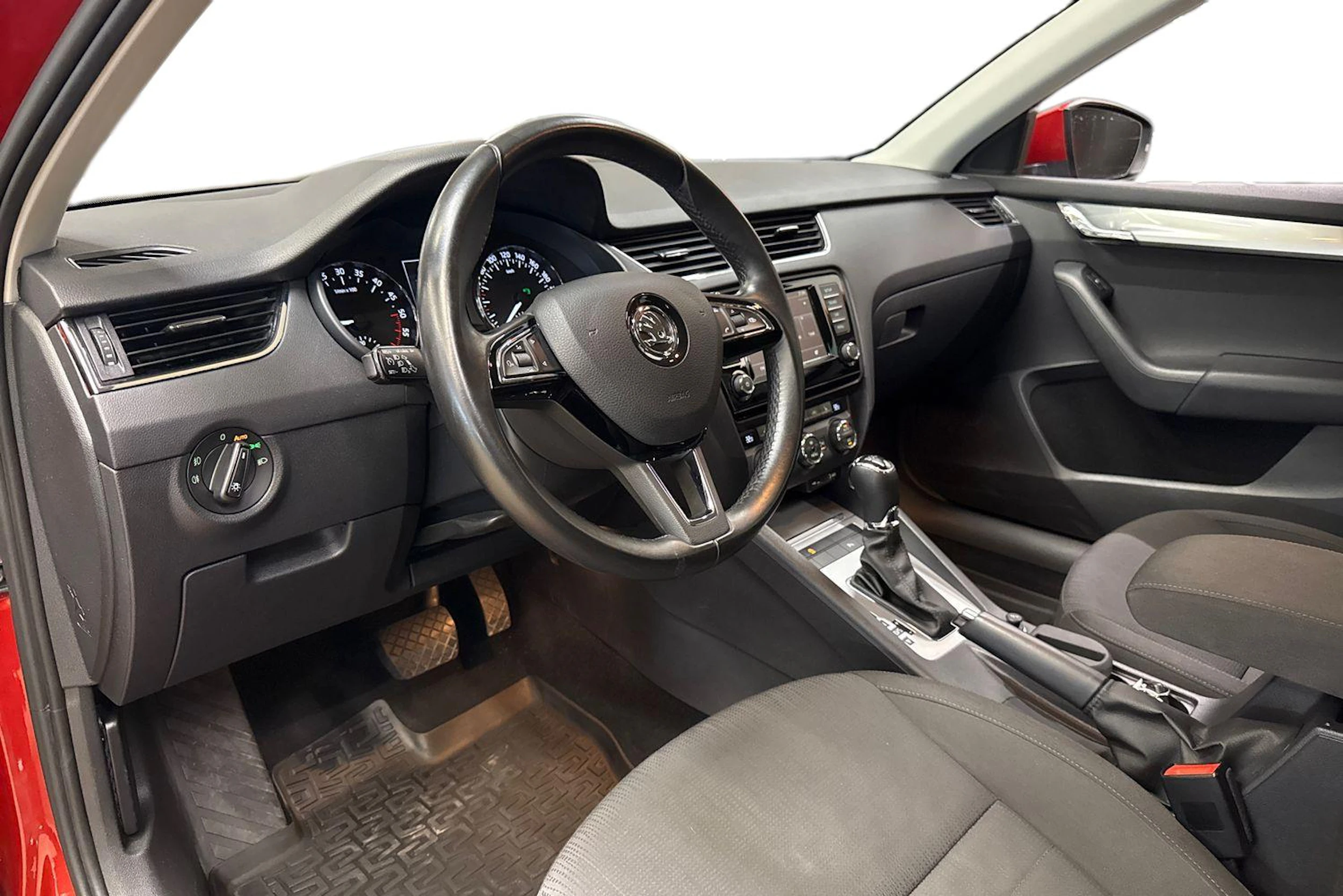 punainen Skoda Octavia 2016 kuva 6.