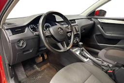 punainen Skoda Octavia 2016 kuva 6.