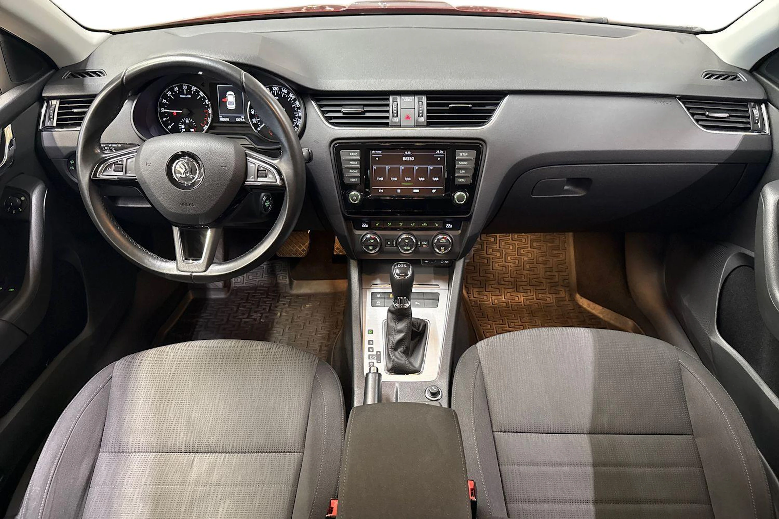 punainen Skoda Octavia 2016 kuva 7.