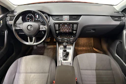 punainen Skoda Octavia 2016 kuva 7.
