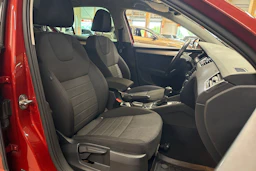 punainen Skoda Octavia 2016 kuva 11.