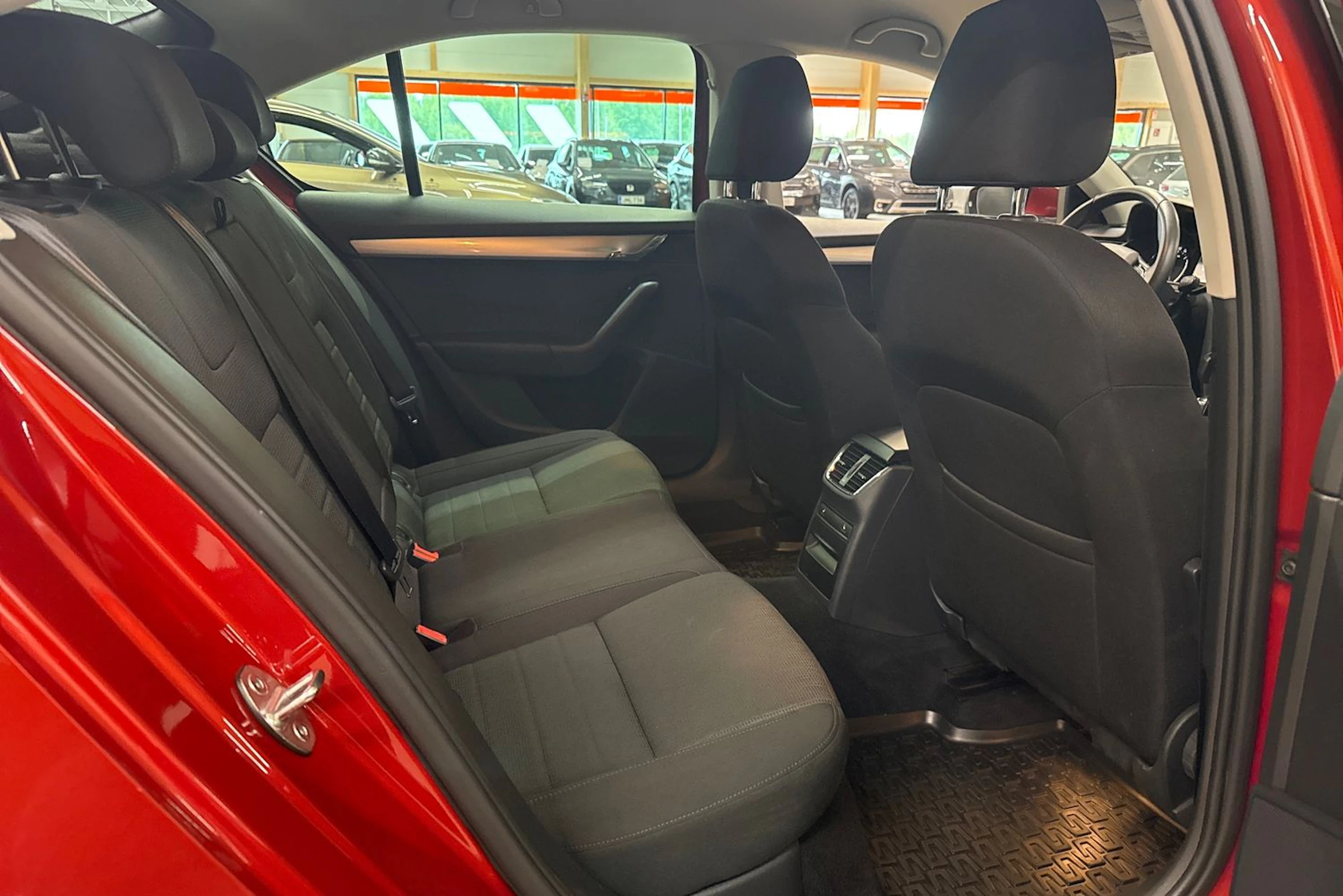 punainen Skoda Octavia 2016 kuva 12.