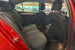 punainen Skoda Octavia 2016 kuva 12.