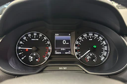 punainen Skoda Octavia 2016 kuva 14.