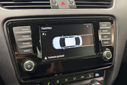punainen Skoda Octavia 2016 kuva 16.