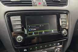 punainen Skoda Octavia 2016 kuva 17.