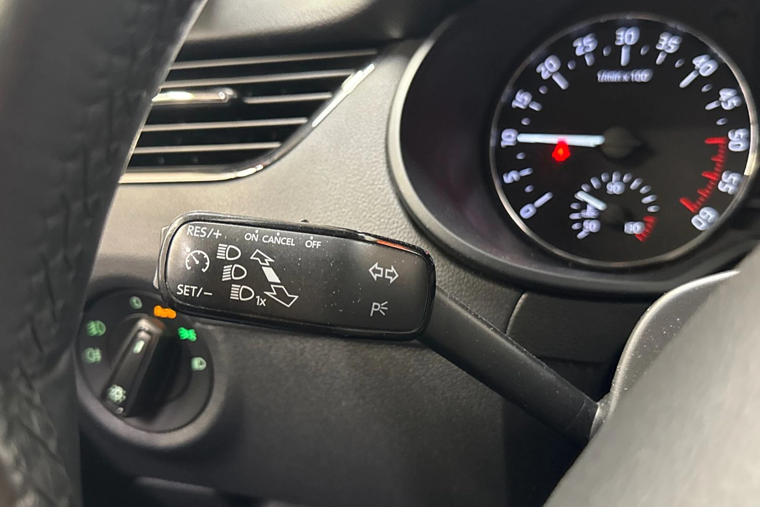 punainen Skoda Octavia 2016 kuva 20.