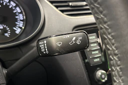 punainen Skoda Octavia 2016 kuva 21.