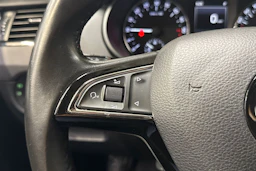 punainen Skoda Octavia 2016 kuva 23.