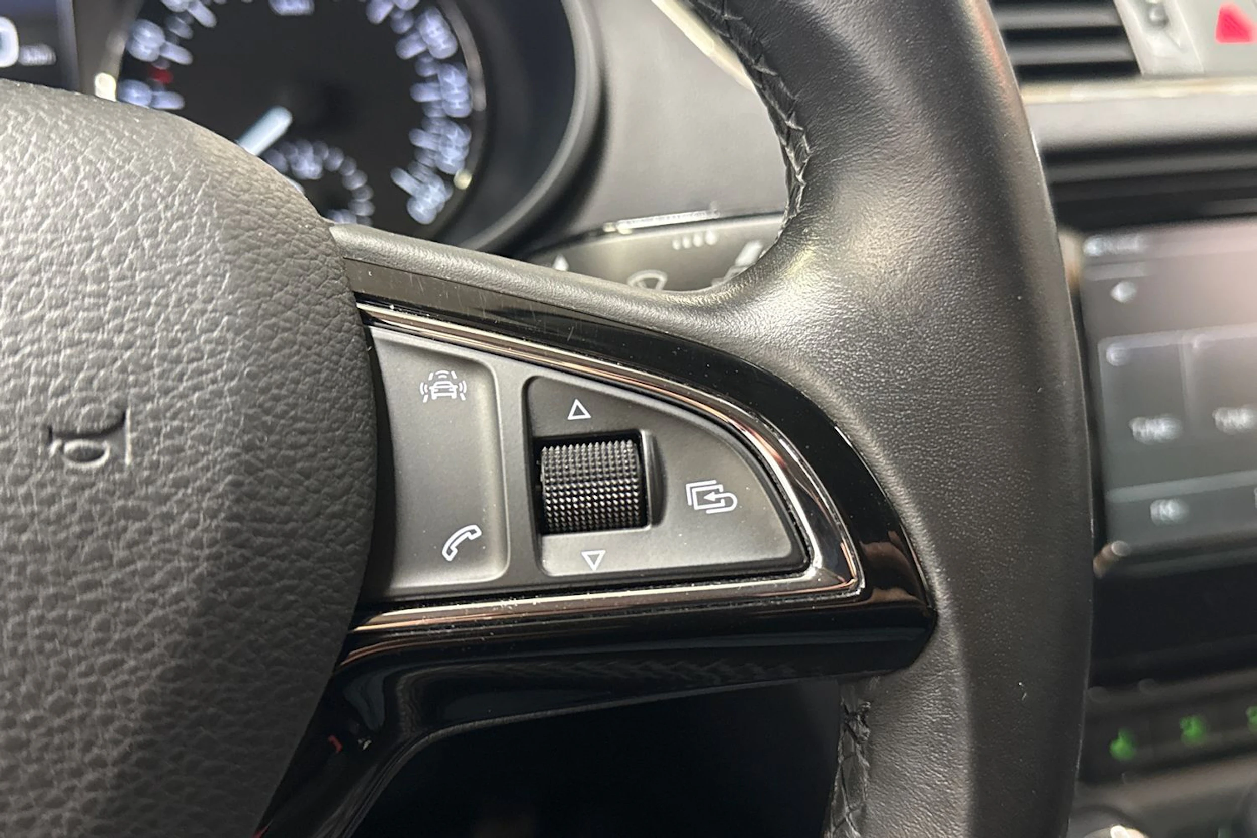 punainen Skoda Octavia 2016 kuva 24.