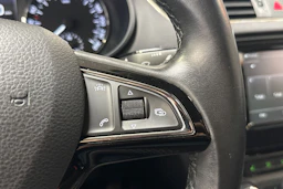punainen Skoda Octavia 2016 kuva 24.