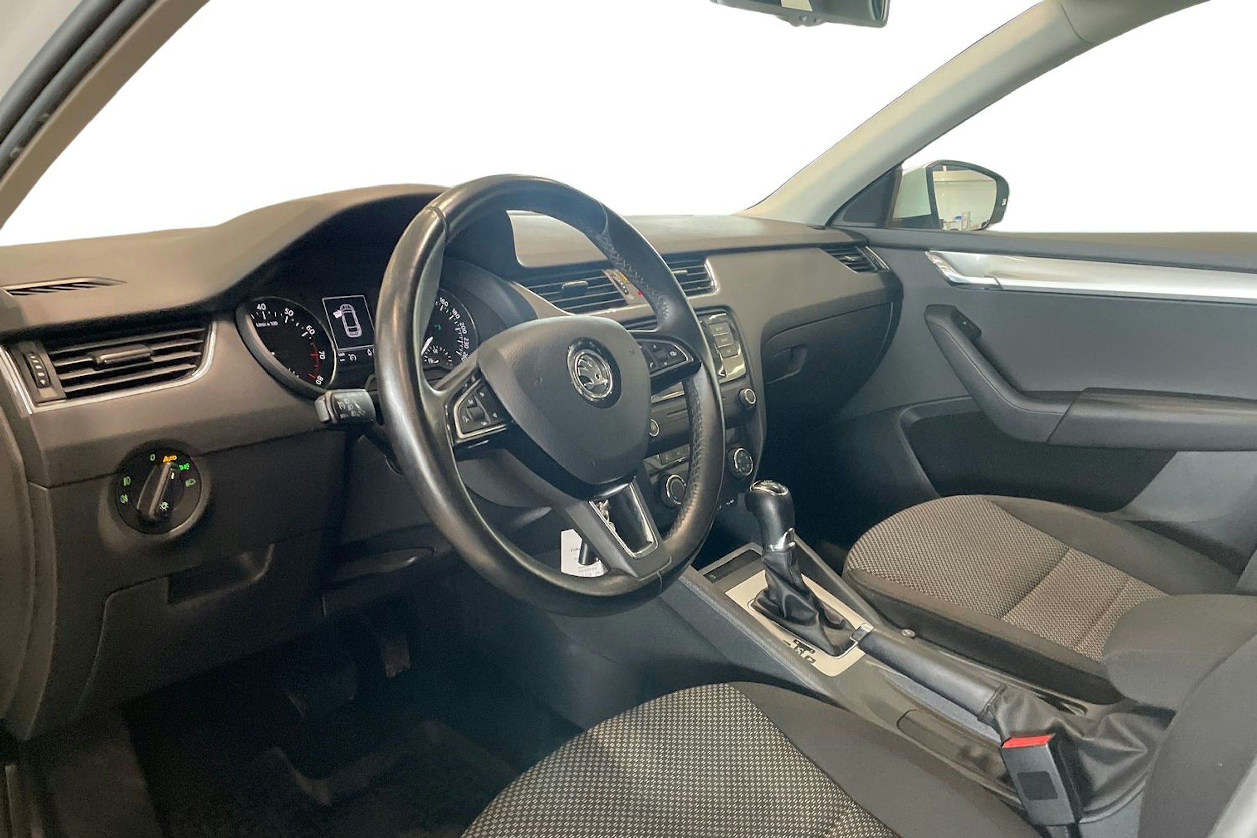 valkoinen Skoda Octavia 2016 kuva 7.