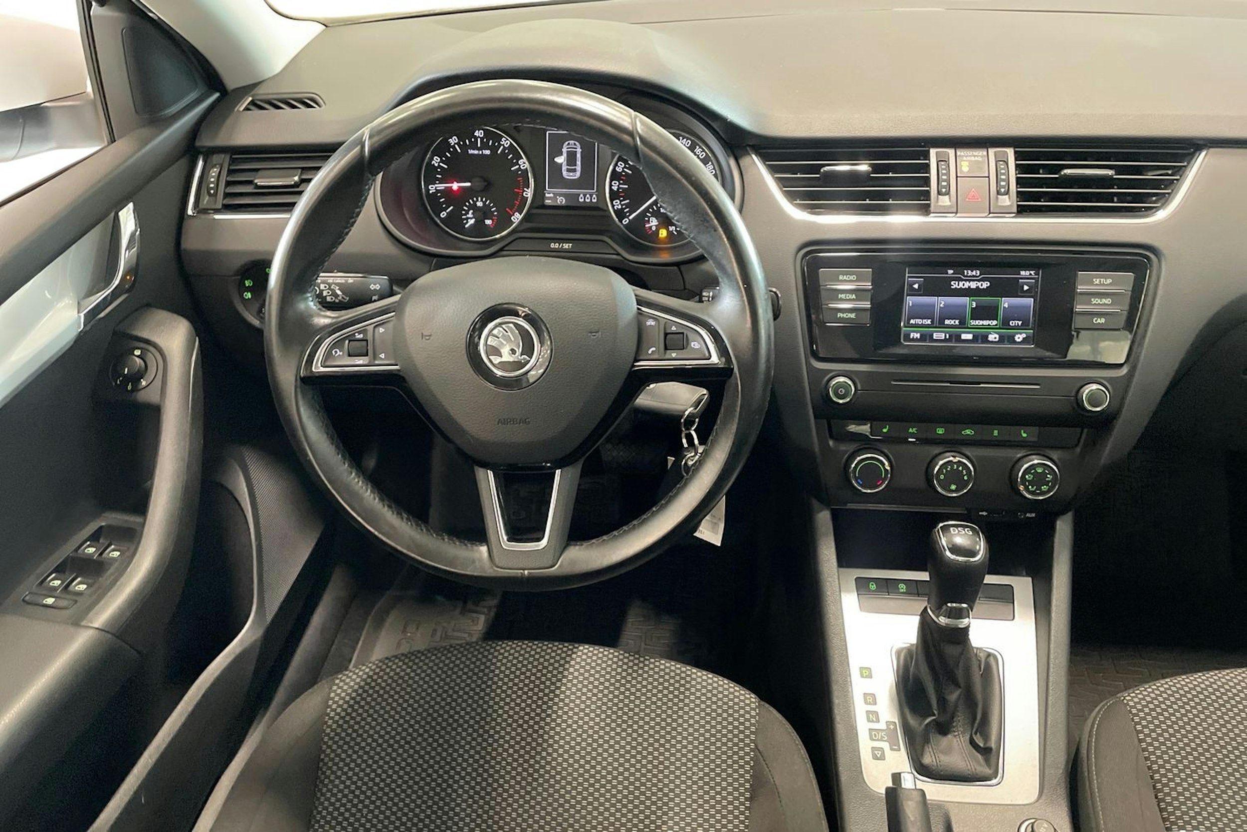 valkoinen Skoda Octavia 2016 kuva 9.