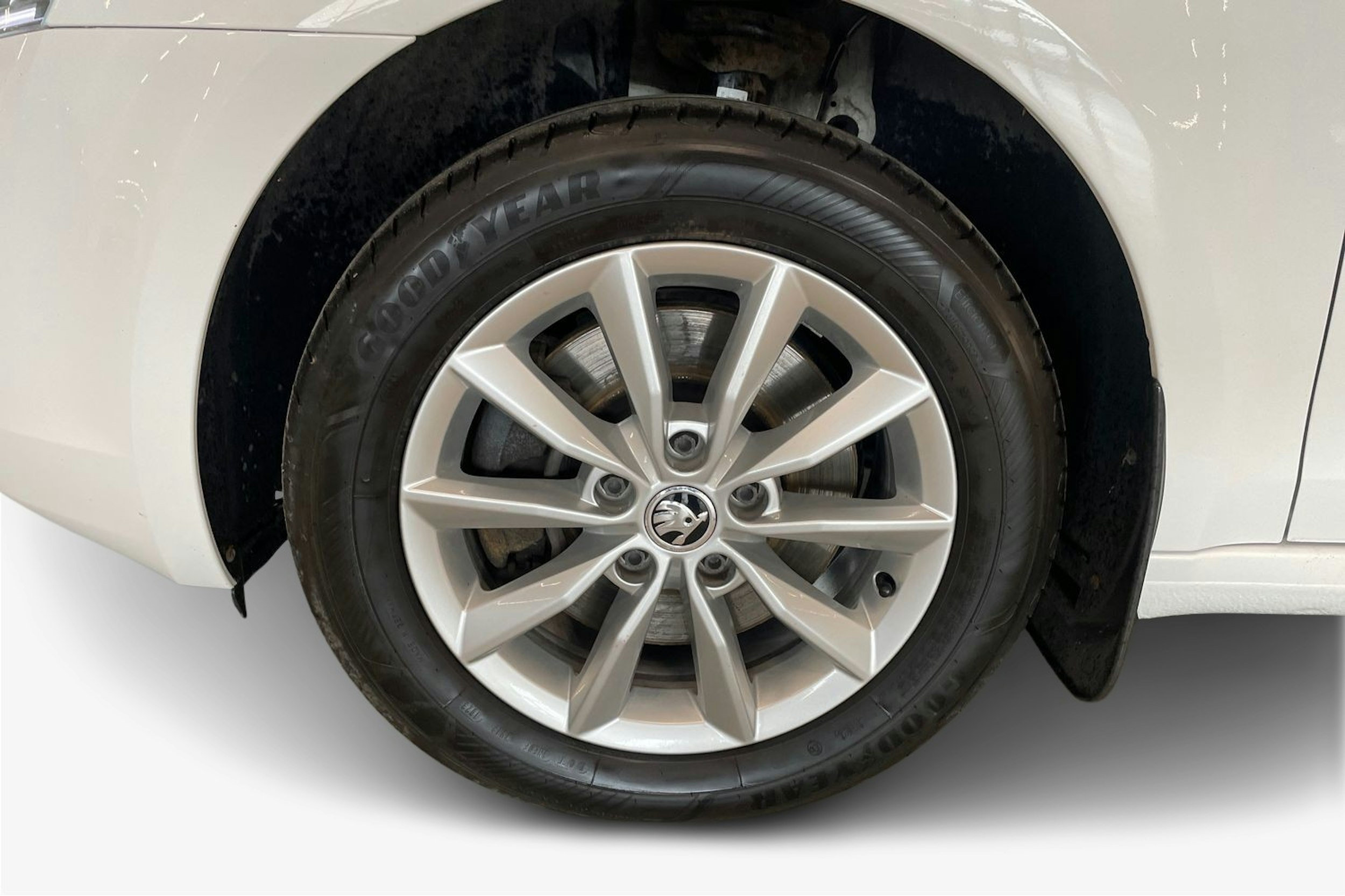 valkoinen Skoda Octavia 2016 kuva 11.