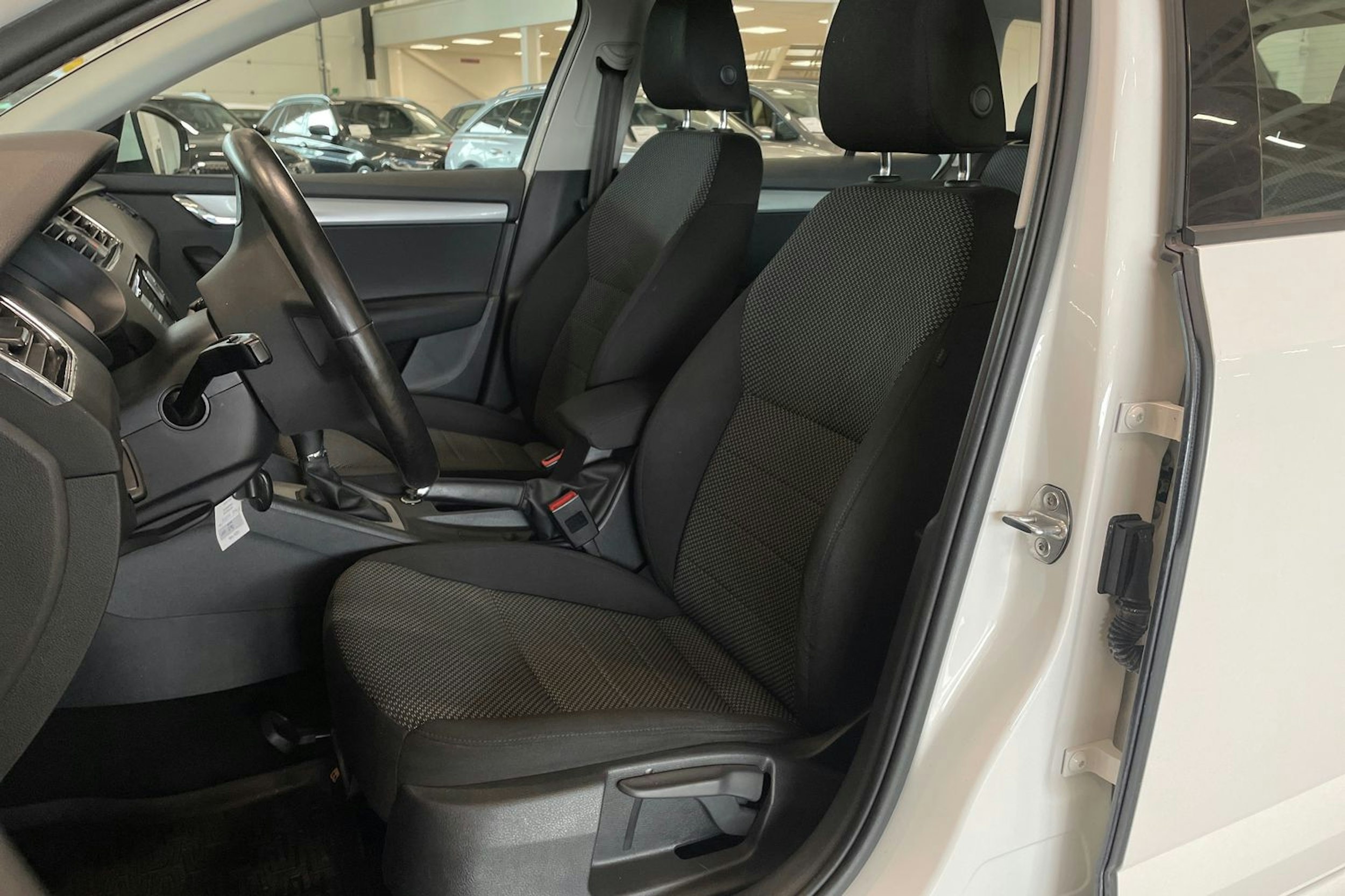 valkoinen Skoda Octavia 2016 kuva 14.