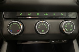 valkoinen Skoda Octavia 2016 kuva 27.