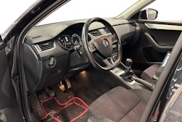 musta Skoda Octavia 2016 kuva 3.