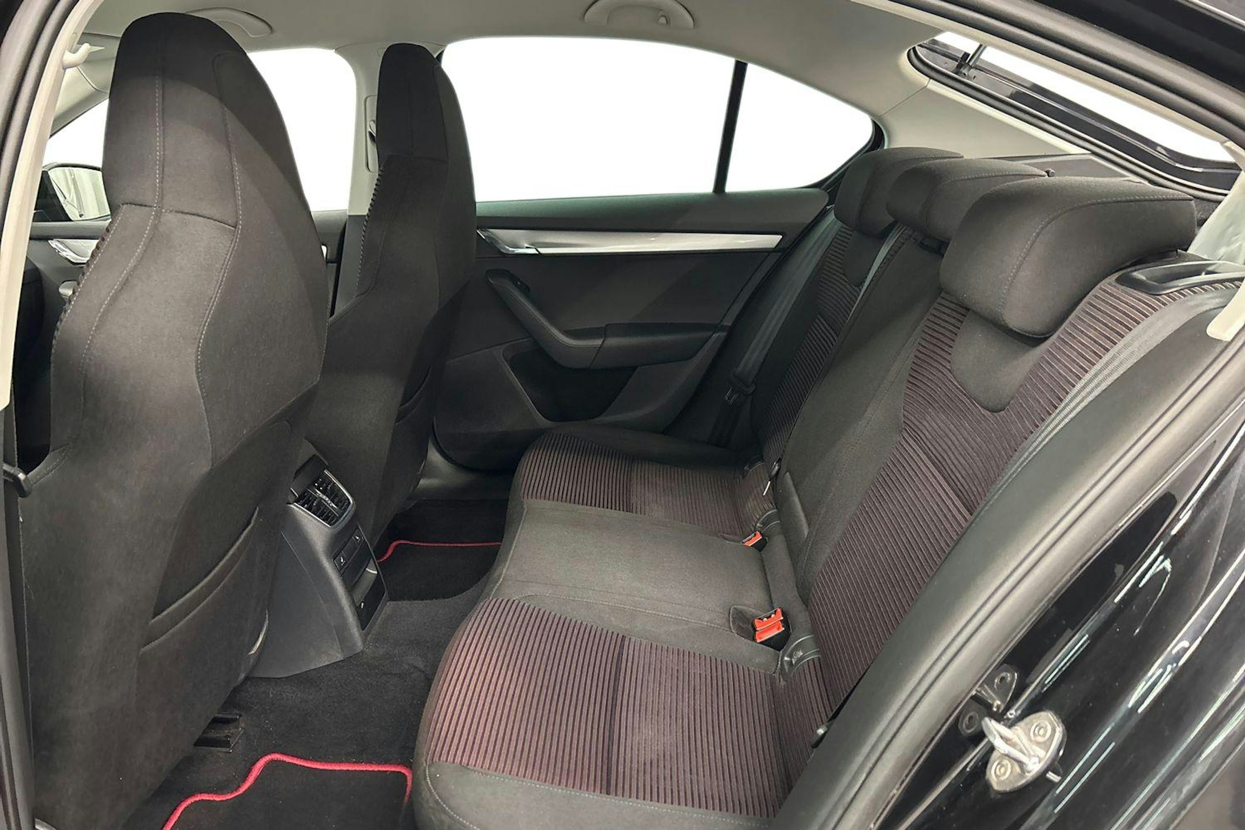 musta Skoda Octavia 2016 kuva 10.