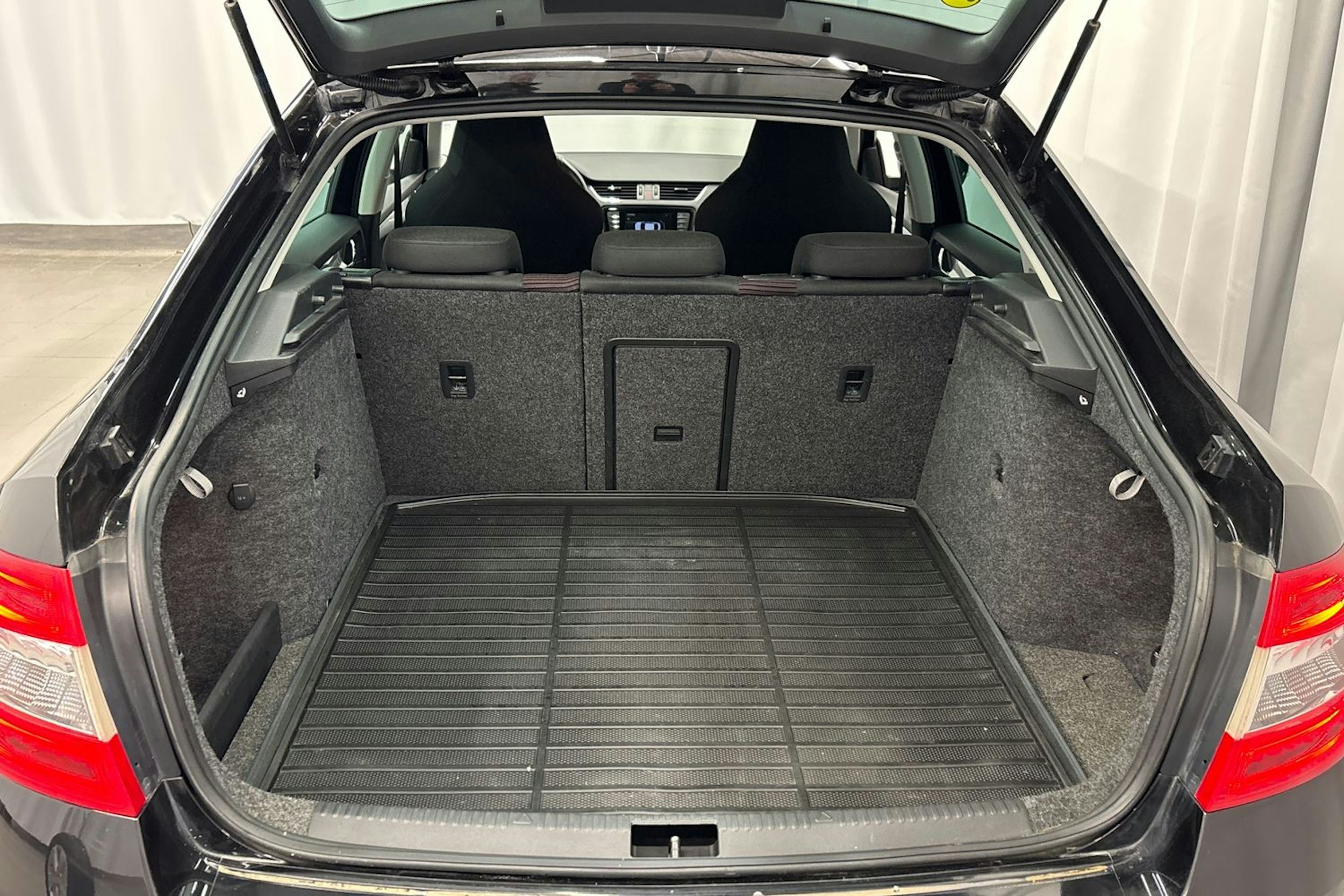 musta Skoda Octavia 2016 kuva 15.