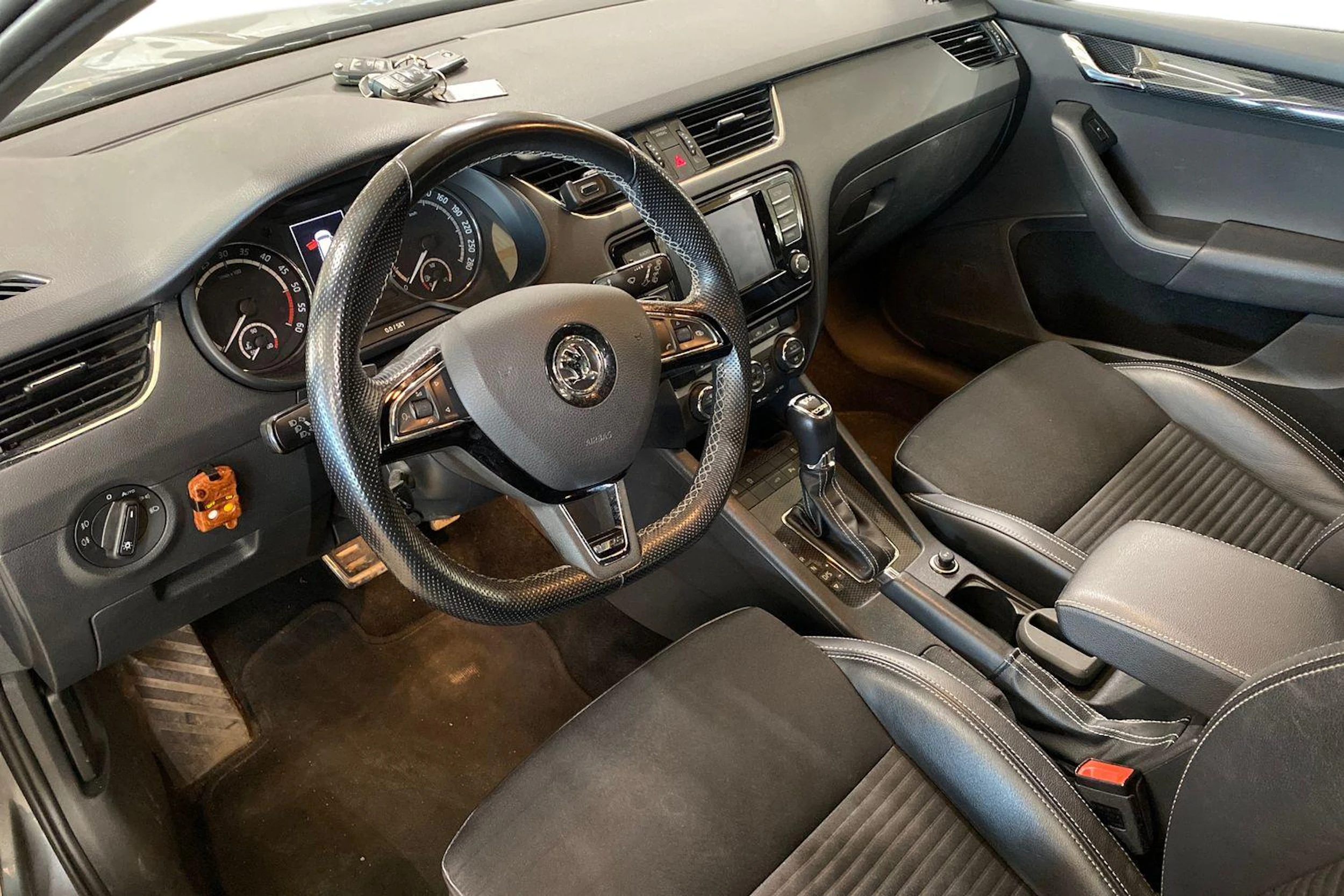 harmaa Skoda Octavia 2017 kuva 3.