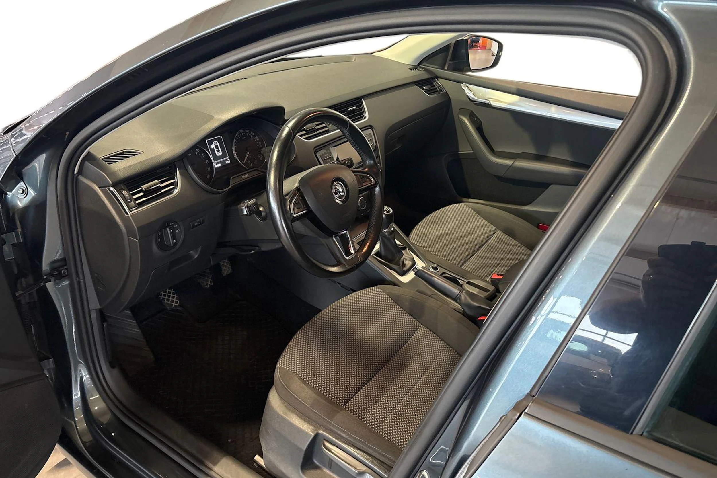 Harmaa Skoda OCTAVIA 2016 kuva 6.