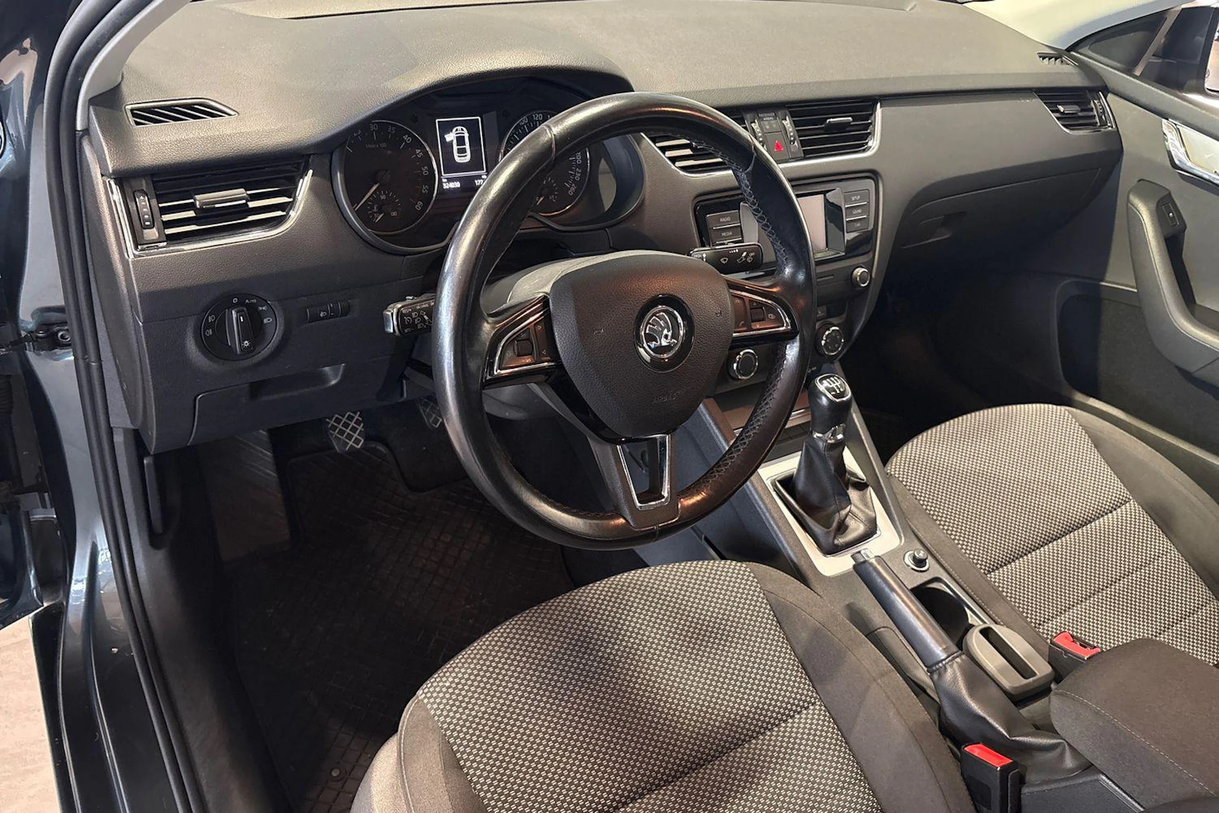 Harmaa Skoda OCTAVIA 2016 kuva 7.